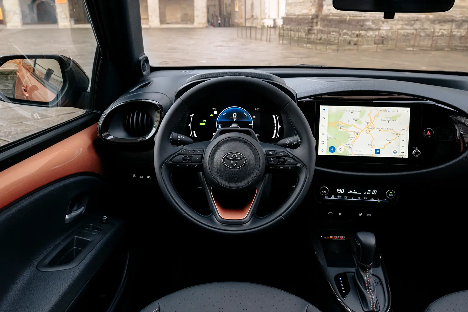 Gute-Mobile toyota aygo x hybrid innen rad