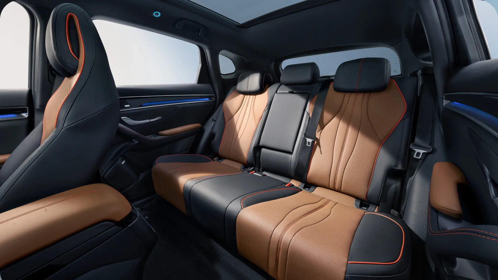 Rücksitzbereich des BYD SEAL U DM-i mit braun-schwarzen Sitzen und Panoramadach